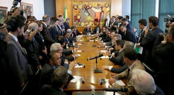 Cunha define rito do impeachment; votação final deve encerrar na noite de domingo