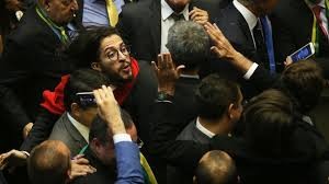 Jean Wyllys cospe em Bolsonaro durante votação do impeachment