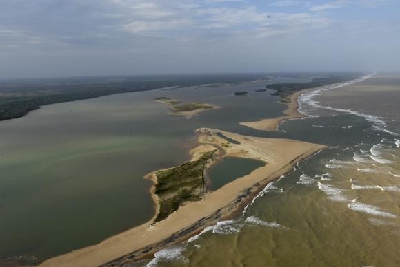 Após críticas de ONG, Marinha retira sigilo de estudo sobre lama no Rio Doce