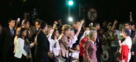 Dilma desce a rampa, recebe apoio de mulheres e diz estar de alma lavada