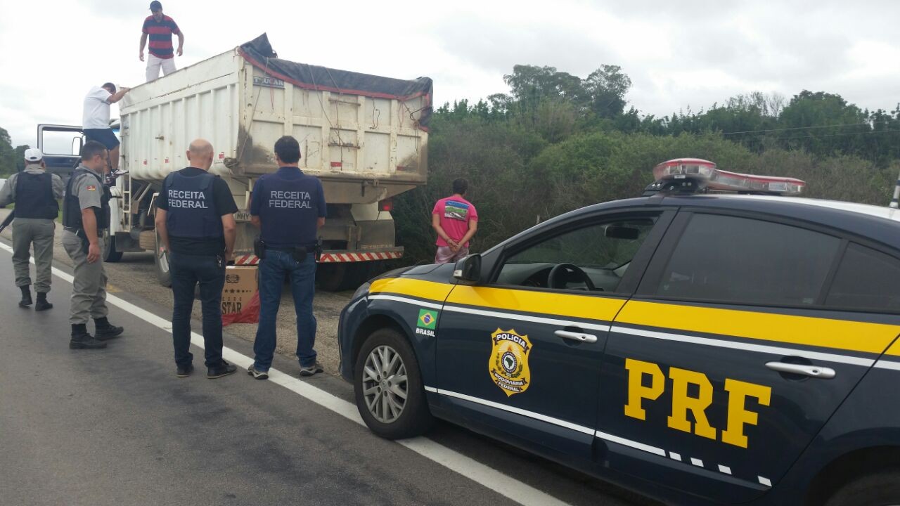 Operação policial apreende carregamento de cigarros contrabandeados 