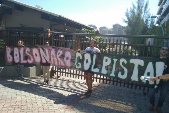 Grupo Levante Popular protesta em frente à casa de Bolsonaro no Rio