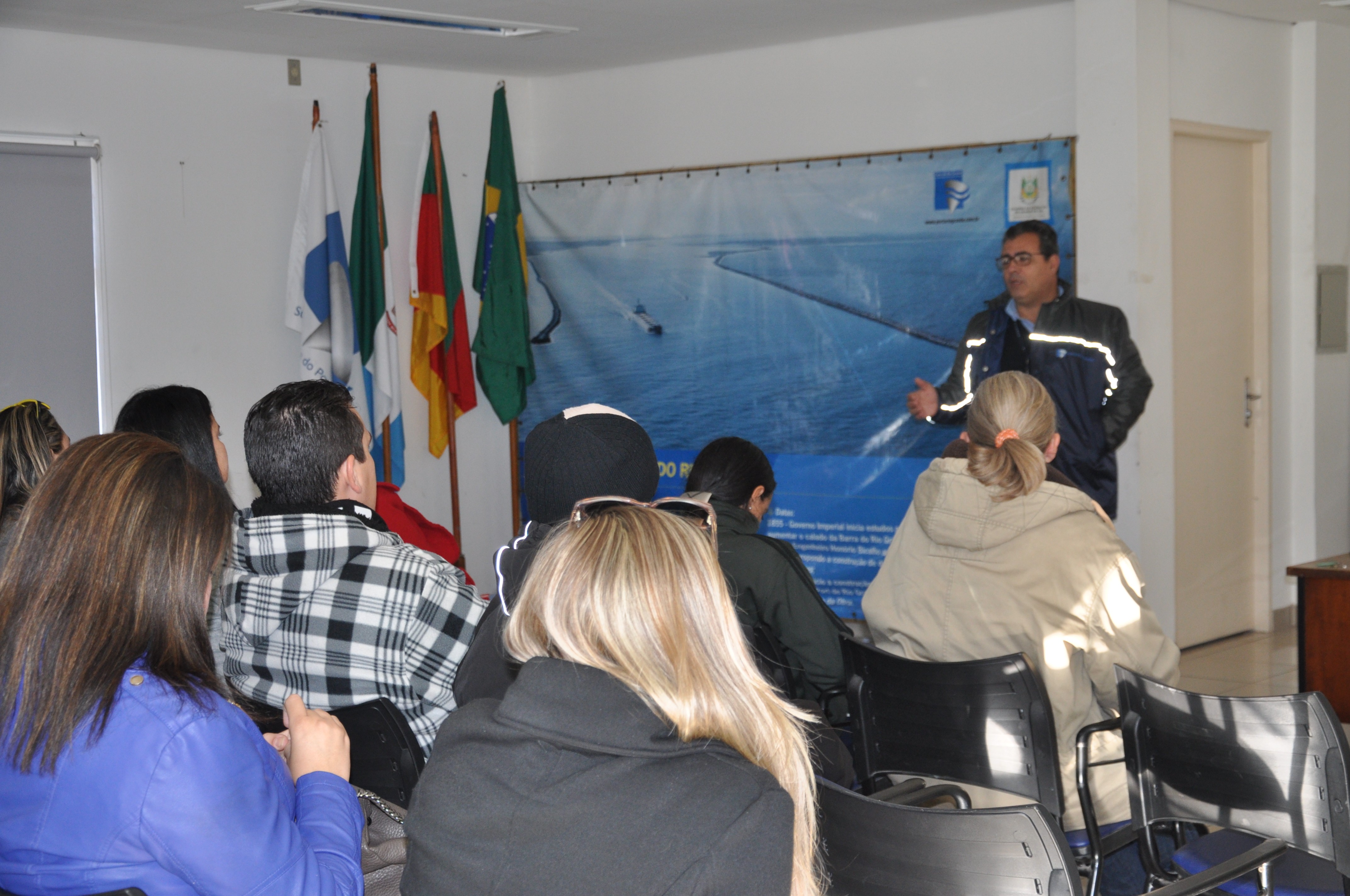 Escola técnica visita o Porto Novo