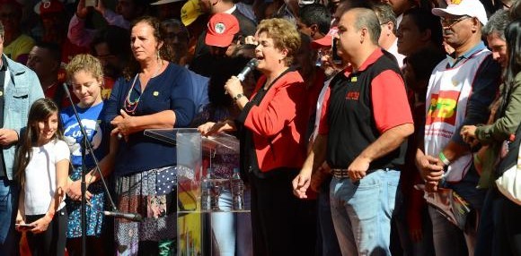 Dilma anuncia reajuste de 9% do Bolsa Família e correção de 5% do IR