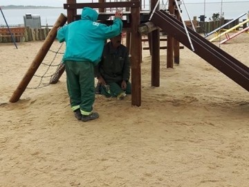 Secretaria de Serviços Urbanos realiza reparos em brinquedos do Rincão da Cebola