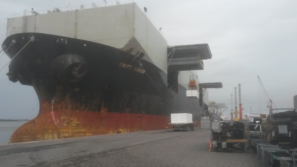 Movimentação intensa de celulose no Porto Novo