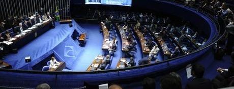 Renan lê em plenário resultado da votação do parecer do impeachment