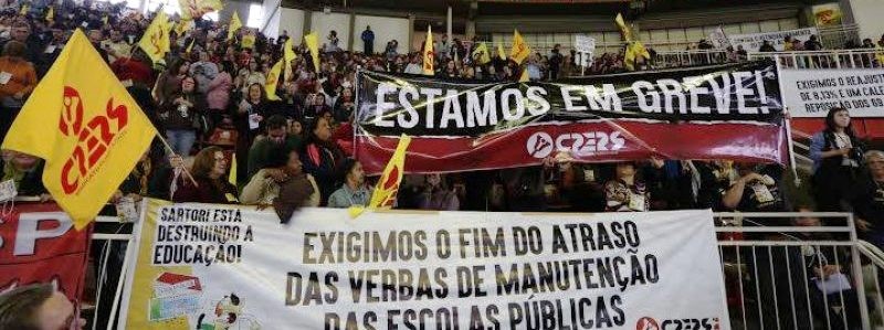 Professores estaduais aprovam greve