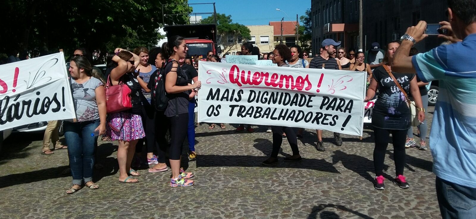 Funcionários da Santa Casa vão às ruas mais uma vez