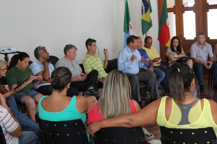 Prefeito e funcionários da Santa Casa debatem atrasos de pagamentos da instituição