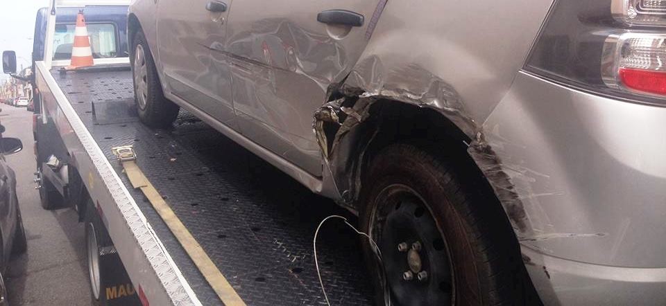Caminhão do Corpo de Bombeiros danifica diversos carros no Centro