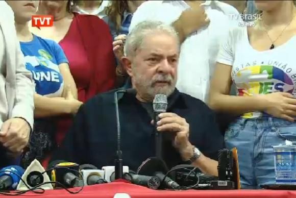 "Não precisava levar uma coerção. Era só ter comunicado", diz Lula na sede do PT