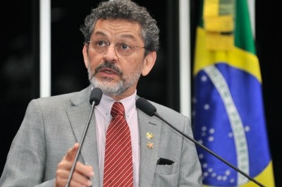 Senadores petistas consideram "perseguição" pedido de prisão de Lula 