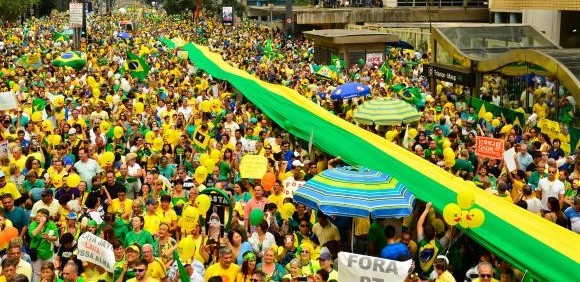 Domingo de protestos em todo o país: milhares vão às ruas pelo impeachment