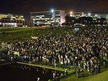 Manifestantes entram em confronto com a PM em frente ao Congresso e ao Planalto