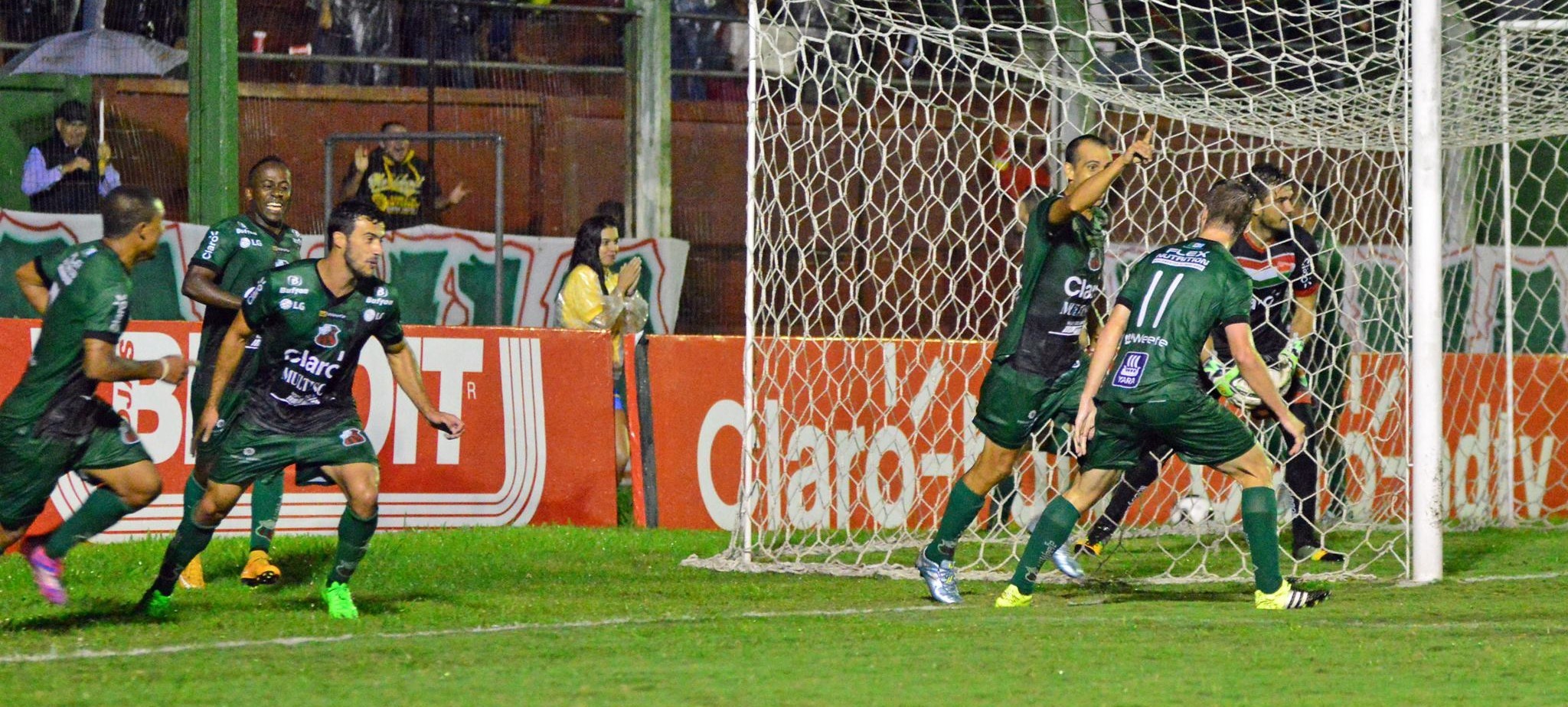 São Paulo empata em casa, mas segue no G4