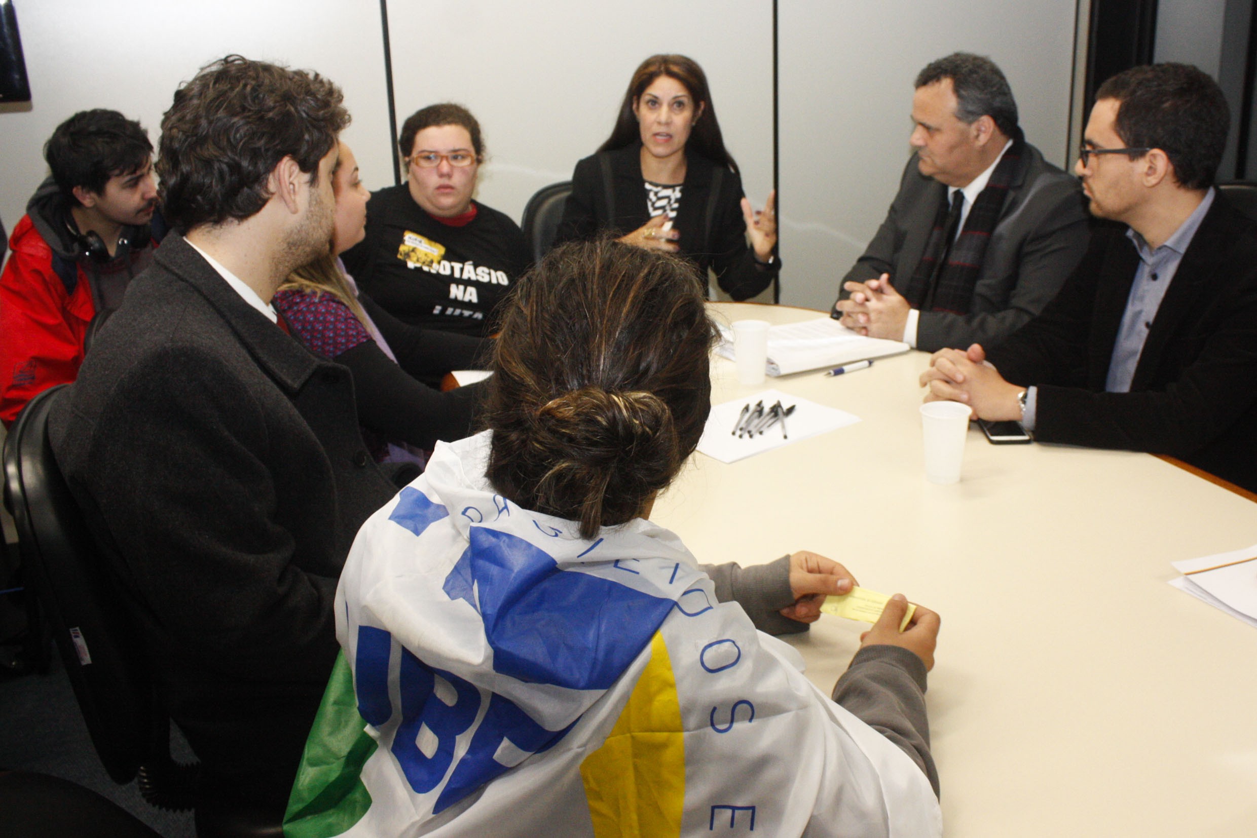 Governo e estudantes firmam acordo para desocupação das escolas