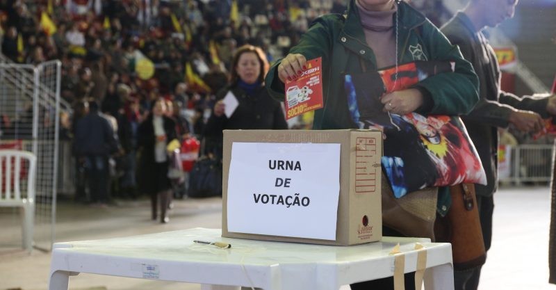 Educadores decidem pela continuidade da greve