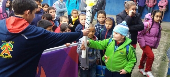 Anfitriões da Tocha Olímpica em Rio Grande promovem "Caminho da Superação" nas escolas da Rede 