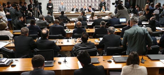 Comissão do Impeachment ouve responsáveis por perícia em documentos