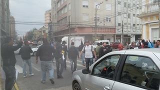Protesto por vagas no Polo Naval em frente a Prefeitura