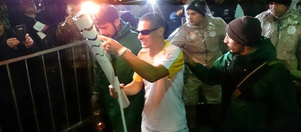 Vladmi Virgílio encerra passagem da Tocha Olímpica em Rio Grande