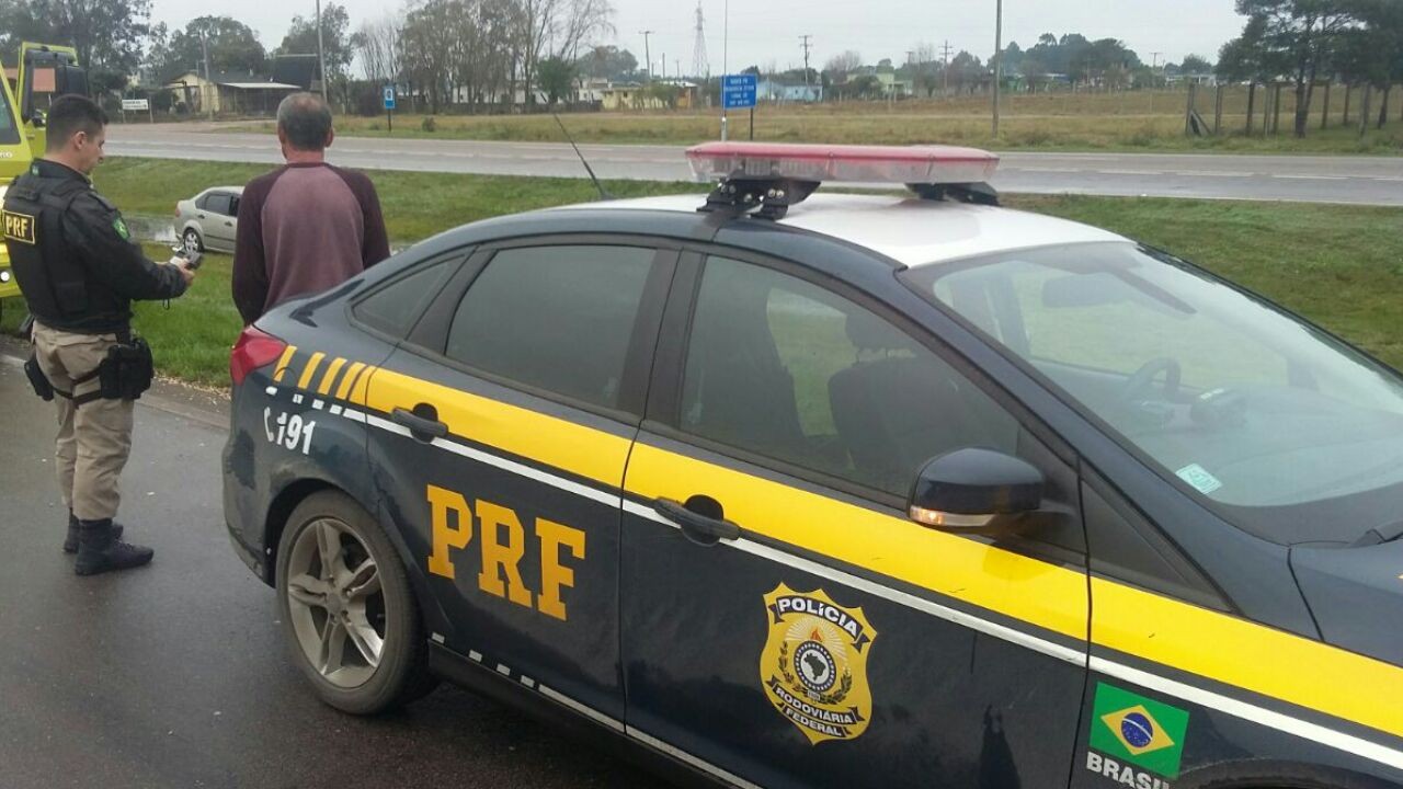 PRF prende idoso embriagado após saída da pista