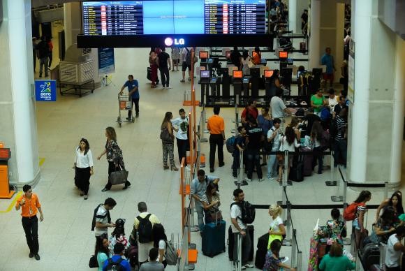 Normas de segurança estão mais rigorosas nos aeroportos do país a partir de hoje. 