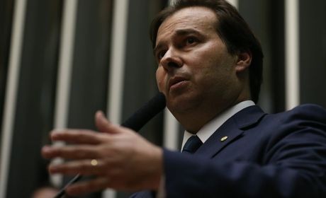 Deputados vão trabalhar três dias por semana em agosto, diz Maia