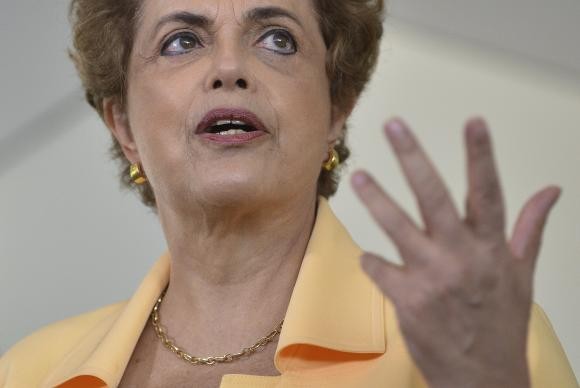 PT que deve responder por pagamentos a João Santana, diz Dilma