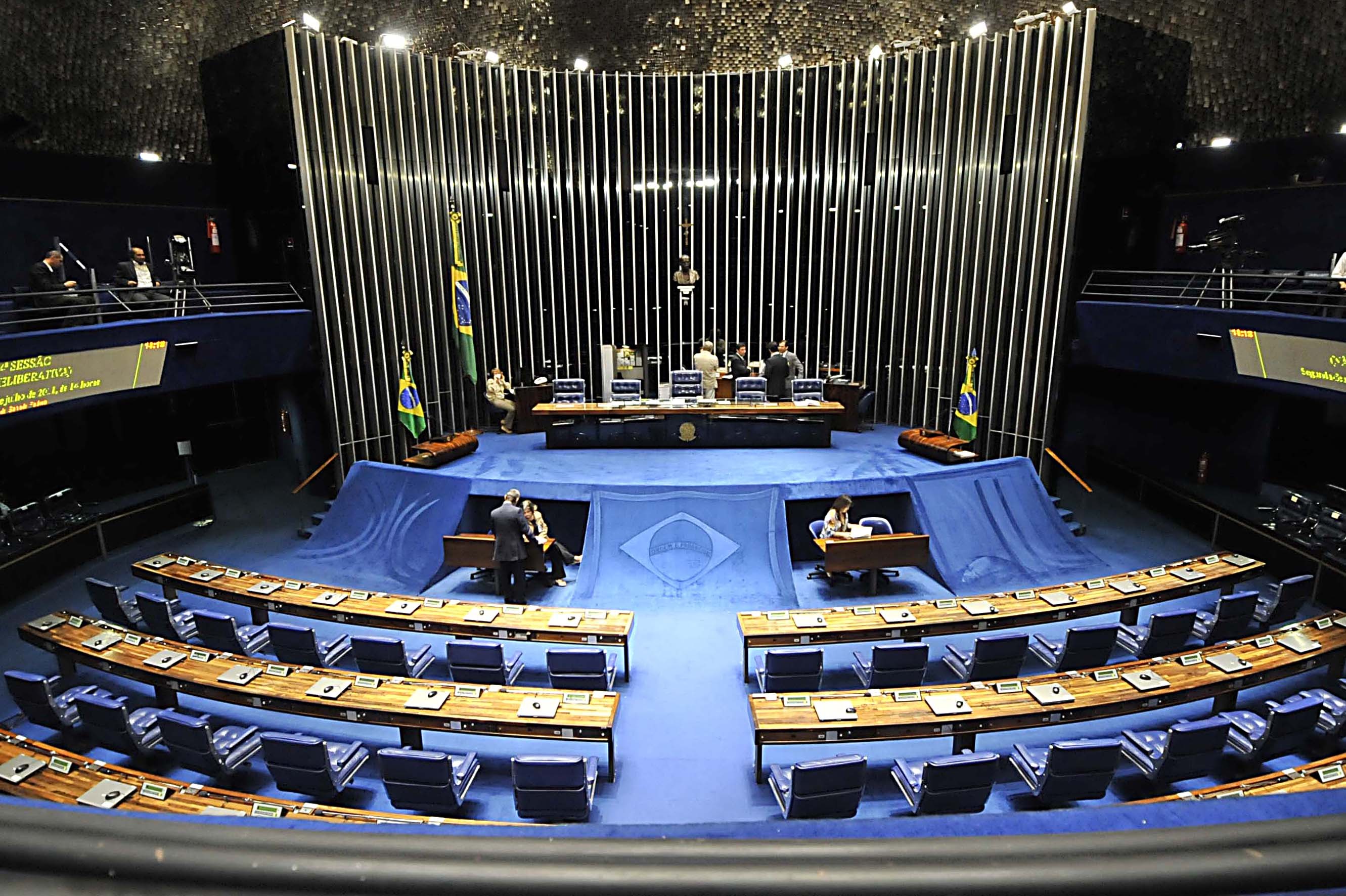 Senado aprova projeto que aumenta pena para crime de estupro coletivo 