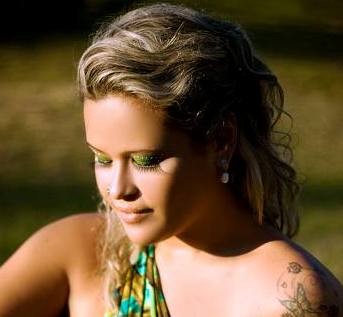 Tati Portella, da banda Chimarruts, se apresenta Rio Grande no domingo