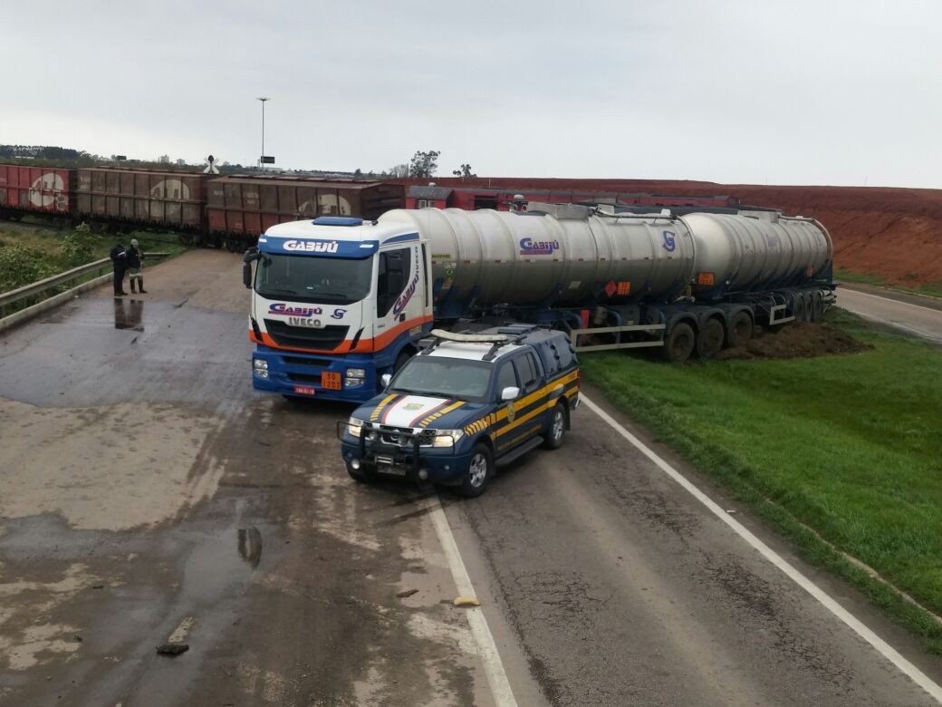 Acidente com inflamável na BR 392 bloqueou rodovia por mais de 12 horas