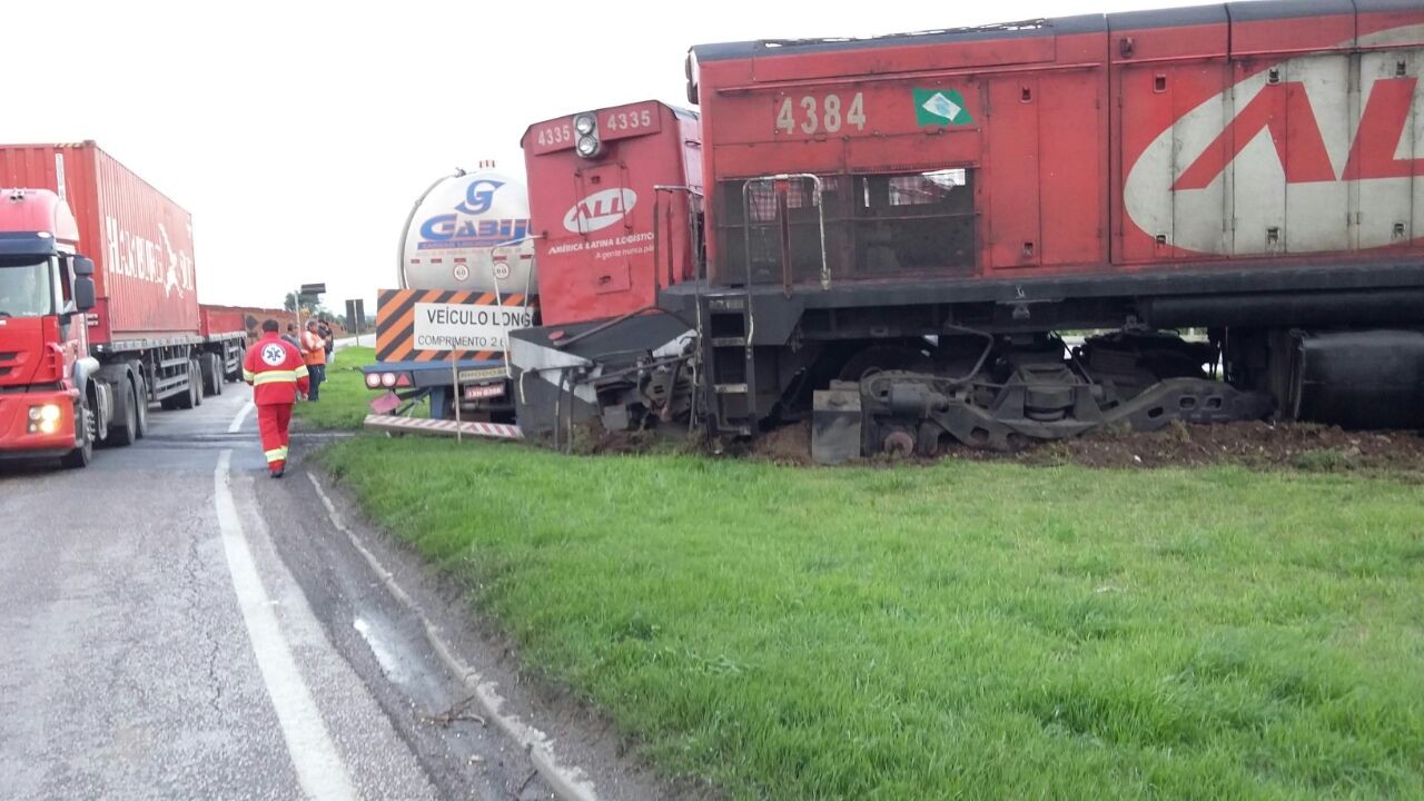 Fepam atende a vazamento de diesel após colisão entre trem e caminhão