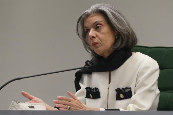 Cármen Lúcia toma posse na presidência do STF