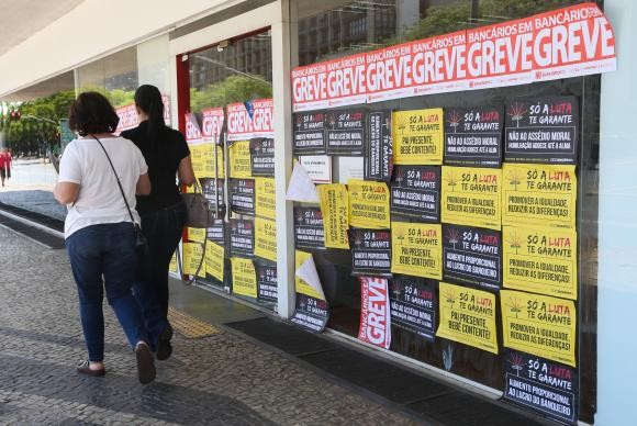 Sem nova proposta da Fenaban, bancários decidem manter greve