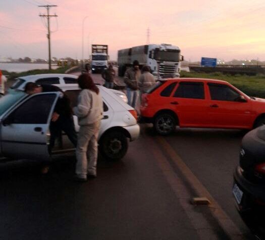 Metalúrgicos bloqueiam BR-392 desde a madrugada