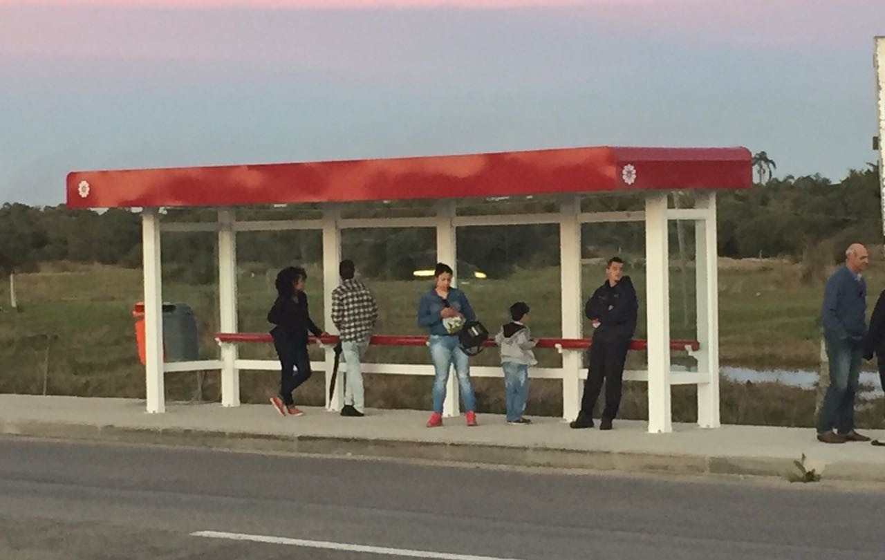 Novo abrigo de ônibus garante mais segurança no acesso ao Partage Shopping