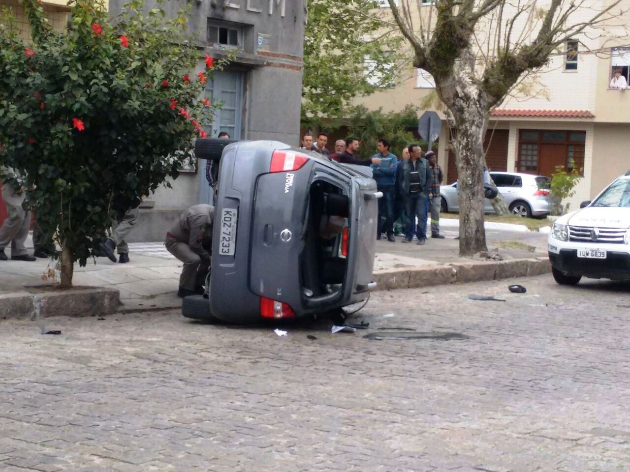 Assalto, capotamento e prisão marcam assalto no Centro