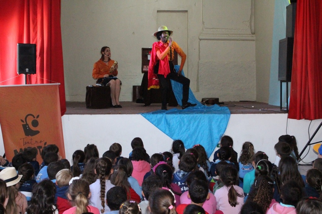 Mês da Criança inicia com a alegria do teatro
