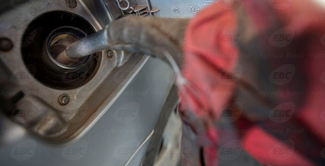 Petrobras reduz preço da gasolina nas refinarias em 3,2%