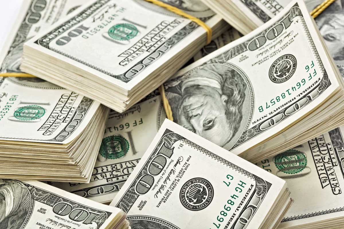 Dólar fecha abaixo de R$ 3,20 e alcança menor valor em um ano