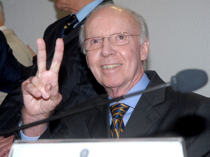 Zagallo permanece internado em hospital da zona oeste do Rio