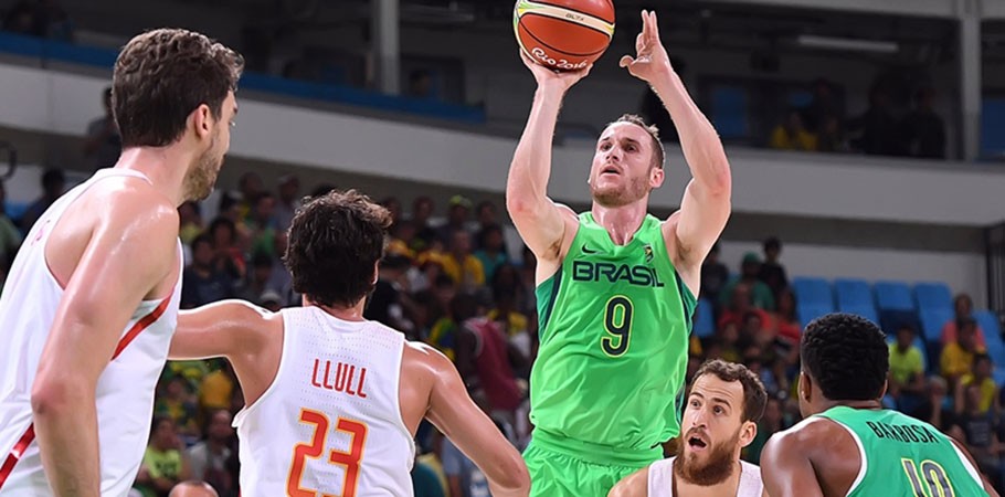 Nos últimos segundos, Brasil vence Espanha por 66 a 65 no basquete masculino