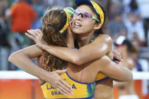 Larissa e Talita vão invictas para oitavas de final do vôlei de praia