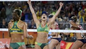 Agatha e Bárbara vencem tricampeã olímpica e vão à final do vôlei de praia