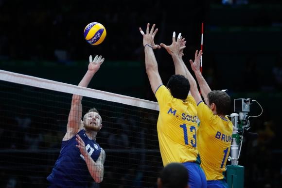 Brasil vence Itália e conquista terceiro ouro olímpico no vôlei masculino