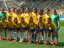 Fim da seleção permanente de futebol feminino divide opiniões