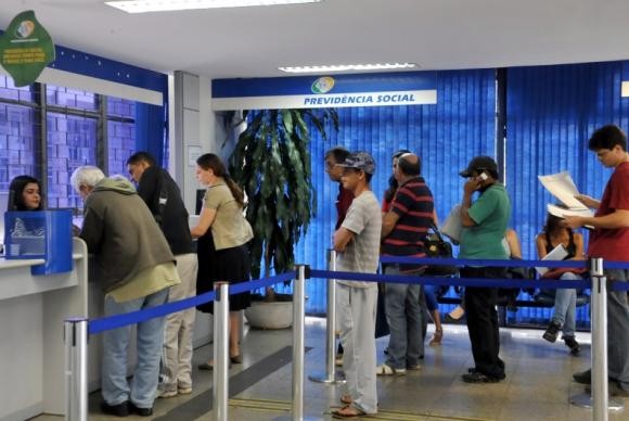 Primeira parcela do 13º salário começou a ser paga nesta quinta-feira, 25je a beneficiários do INSS