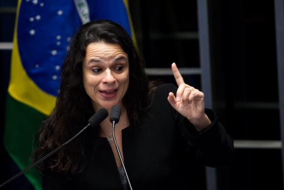 Janaína Paschoal termina fala emocionada e diz que é "defensora do Brasil"